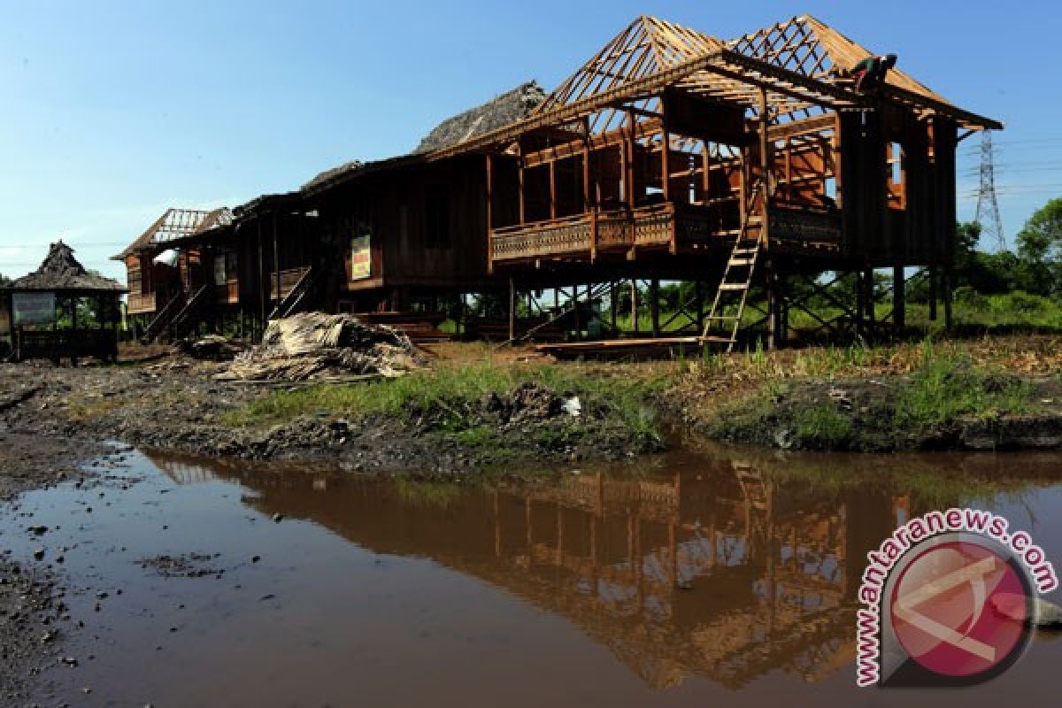 Warga Sembalun Lombok terdampak gempa bangun rumah kayu