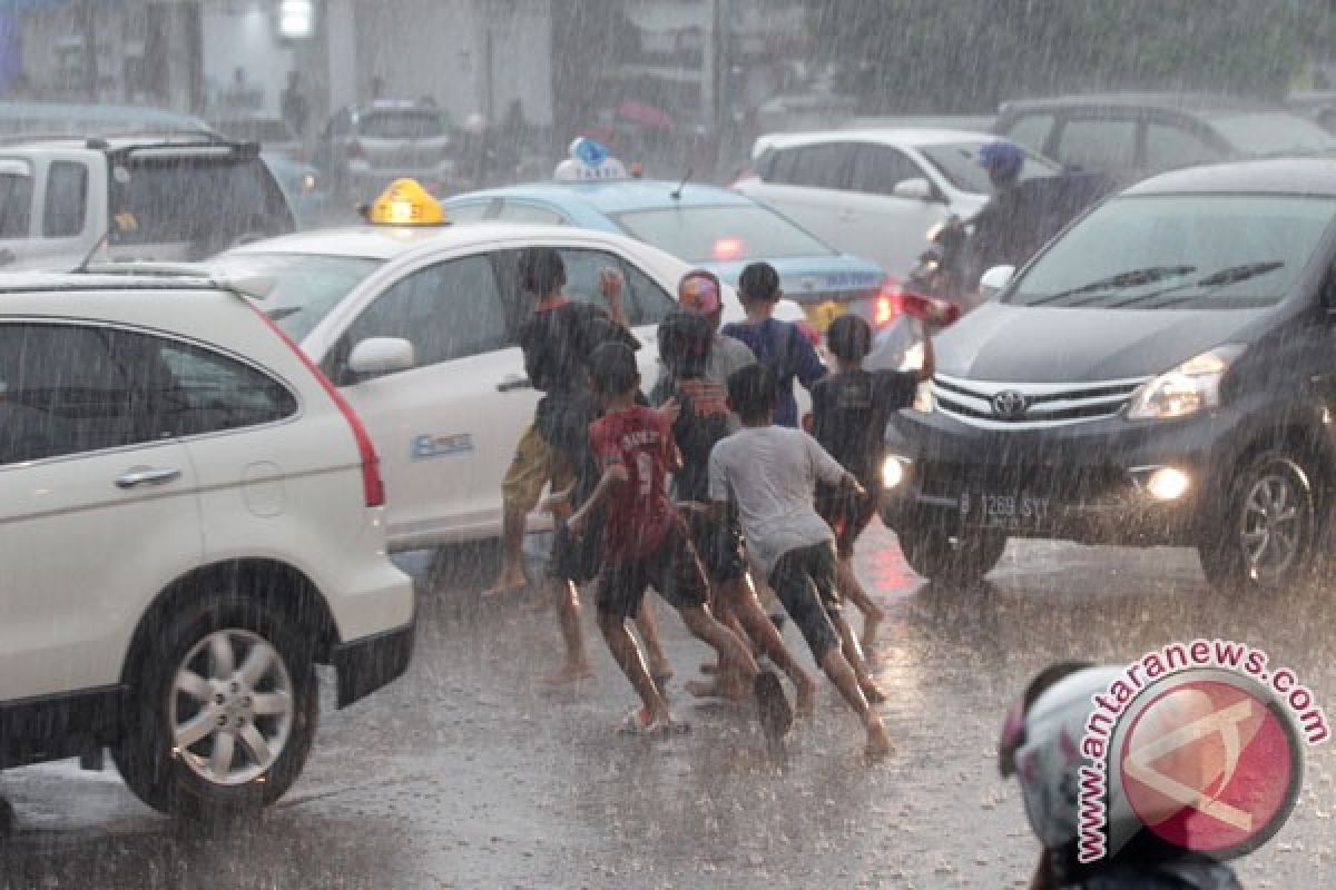 BMKG prakirakan hujan mulai turun November