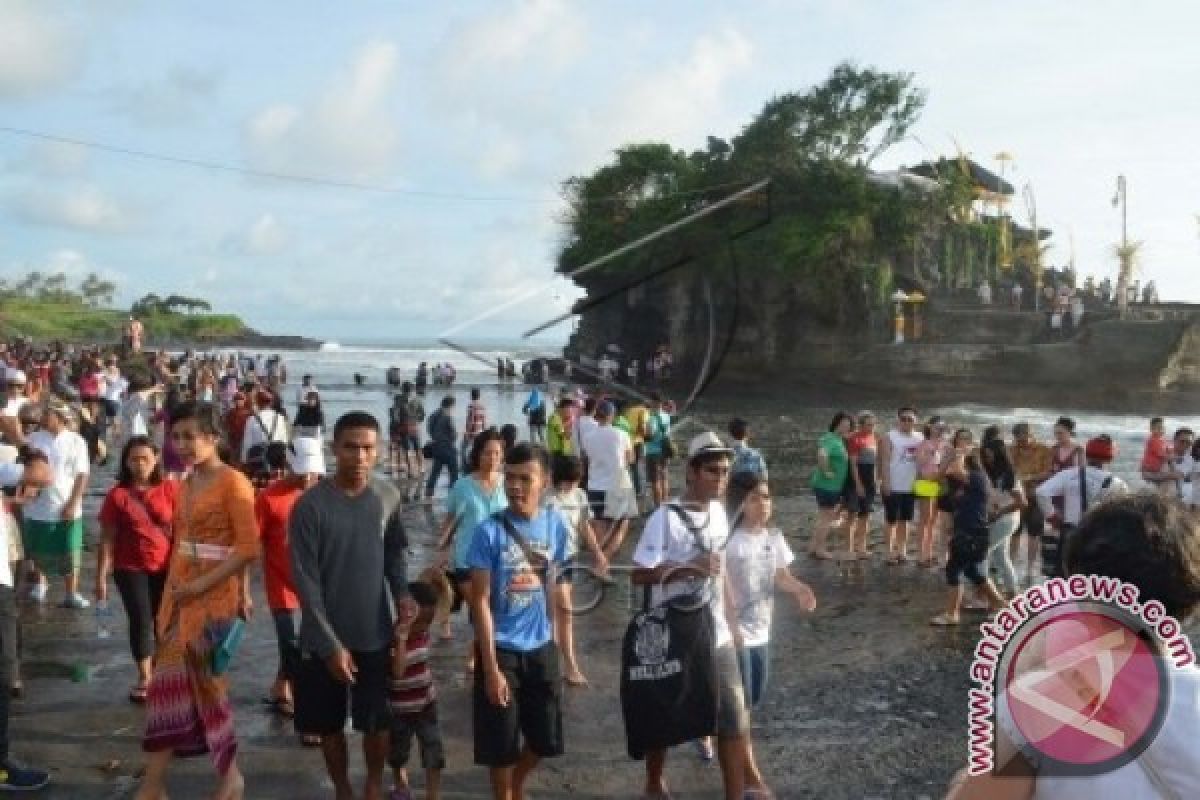 Tanah Lot Ramai Dikunjungi Wisatawan Mancanegara