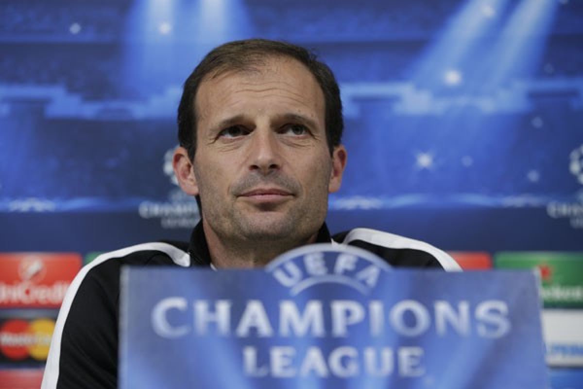 Massimiliano Allegri, sambil menyelam minum air