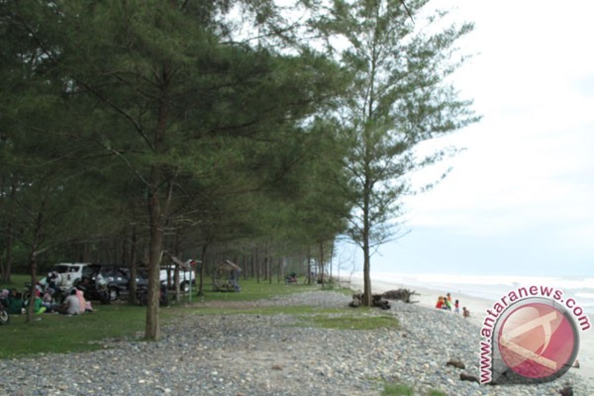 Objek wisata pantai Mukomuko mulai ramai