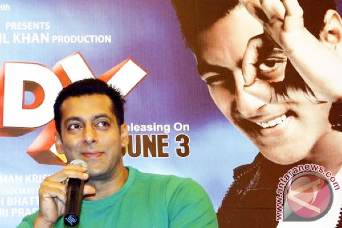 Bintang Bollywood Salman Khan dipenjara lima tahun karena tabrak lari