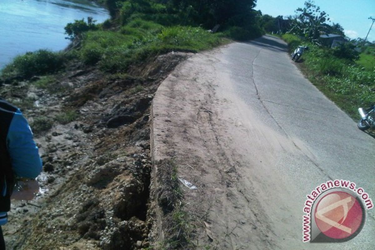 Jalan Poros Kecamatan Bikak di Kapuas Hulu Longsor