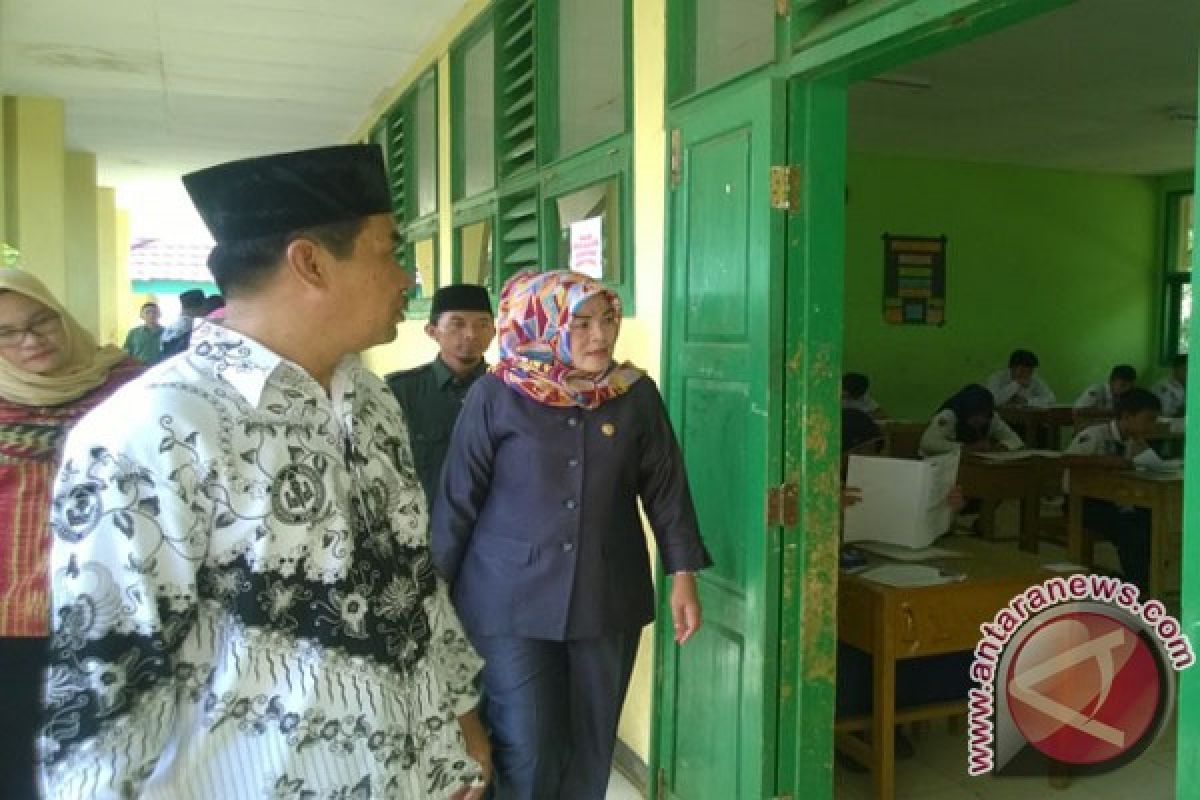 Anggota DPRD Kota Bengkulu pantau langsung UN SMP