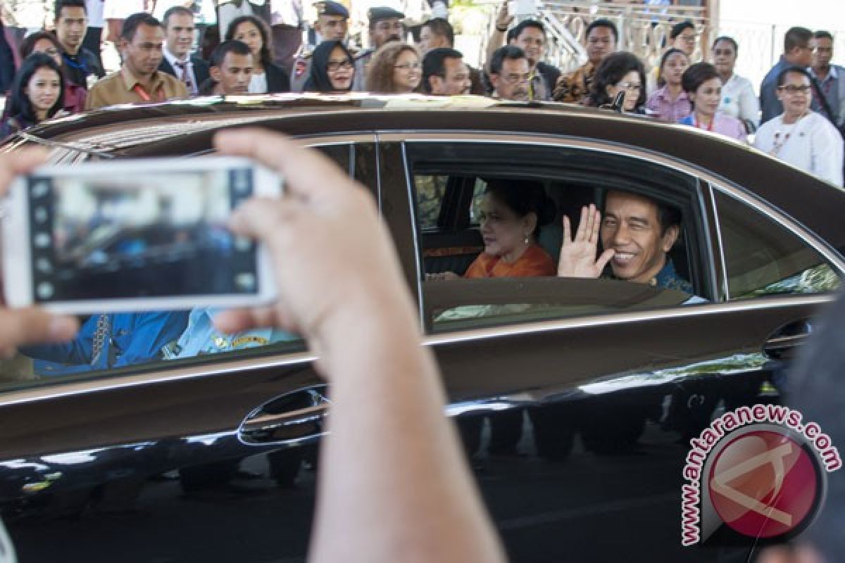 Presiden bagikan buku tulis bagi anak Papua