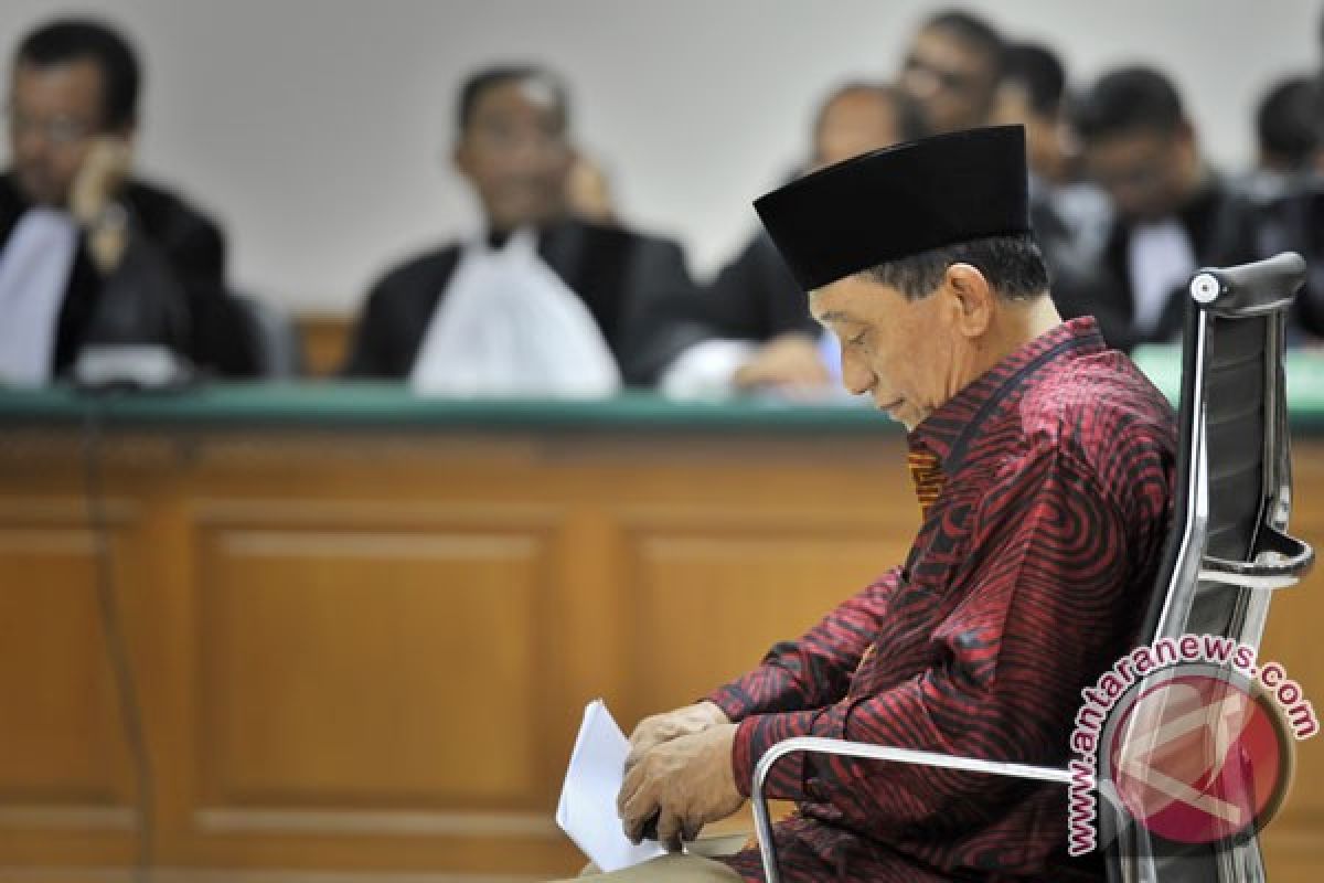 Hakim bantarkan Fuad Amin