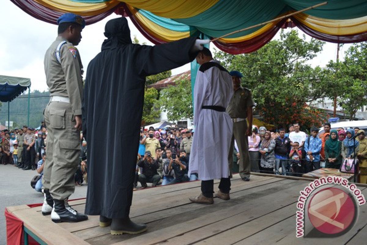 Tiga terdakwa pelaku zina dicambuk di Lhokseumawe