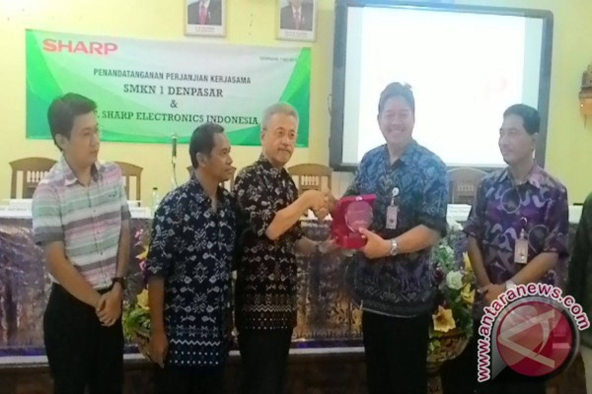 Sharp Indonesia Gerakkan Program CSR Untuk SMK