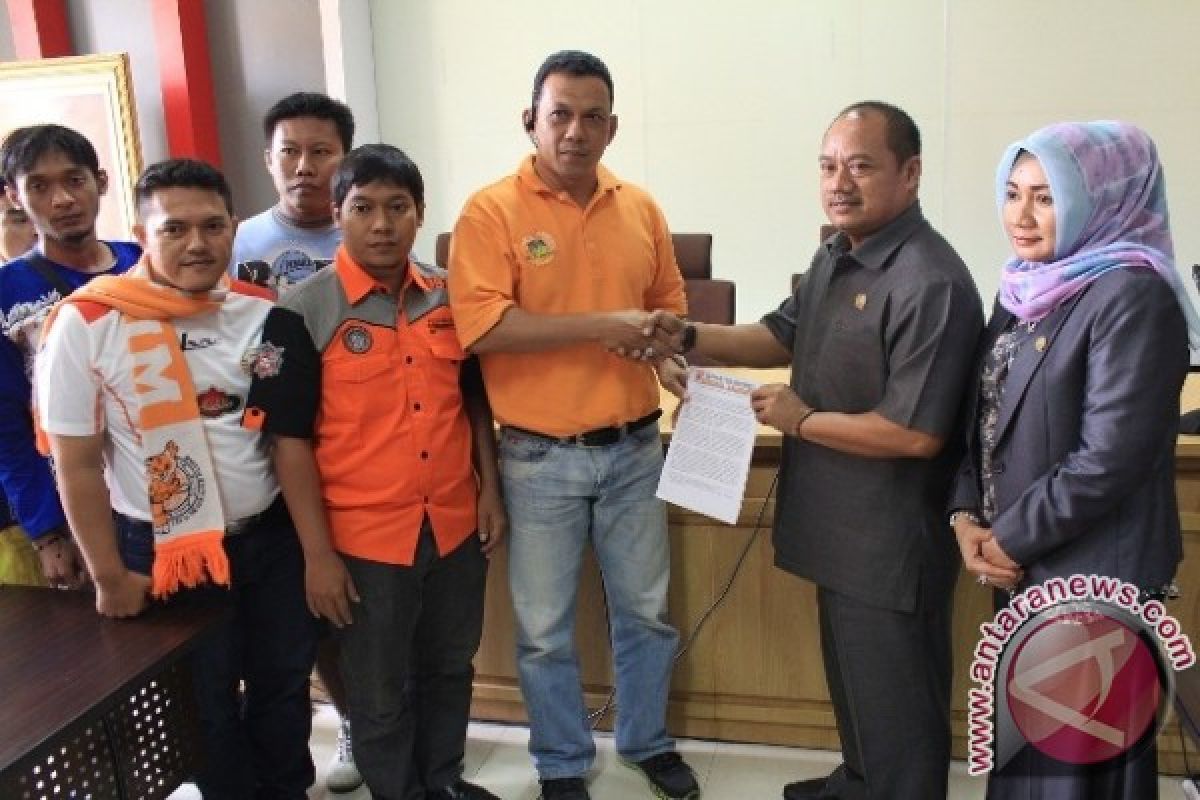  DPRD Bawa Aspirasi Suporter Bola Kaltim ke Pusat