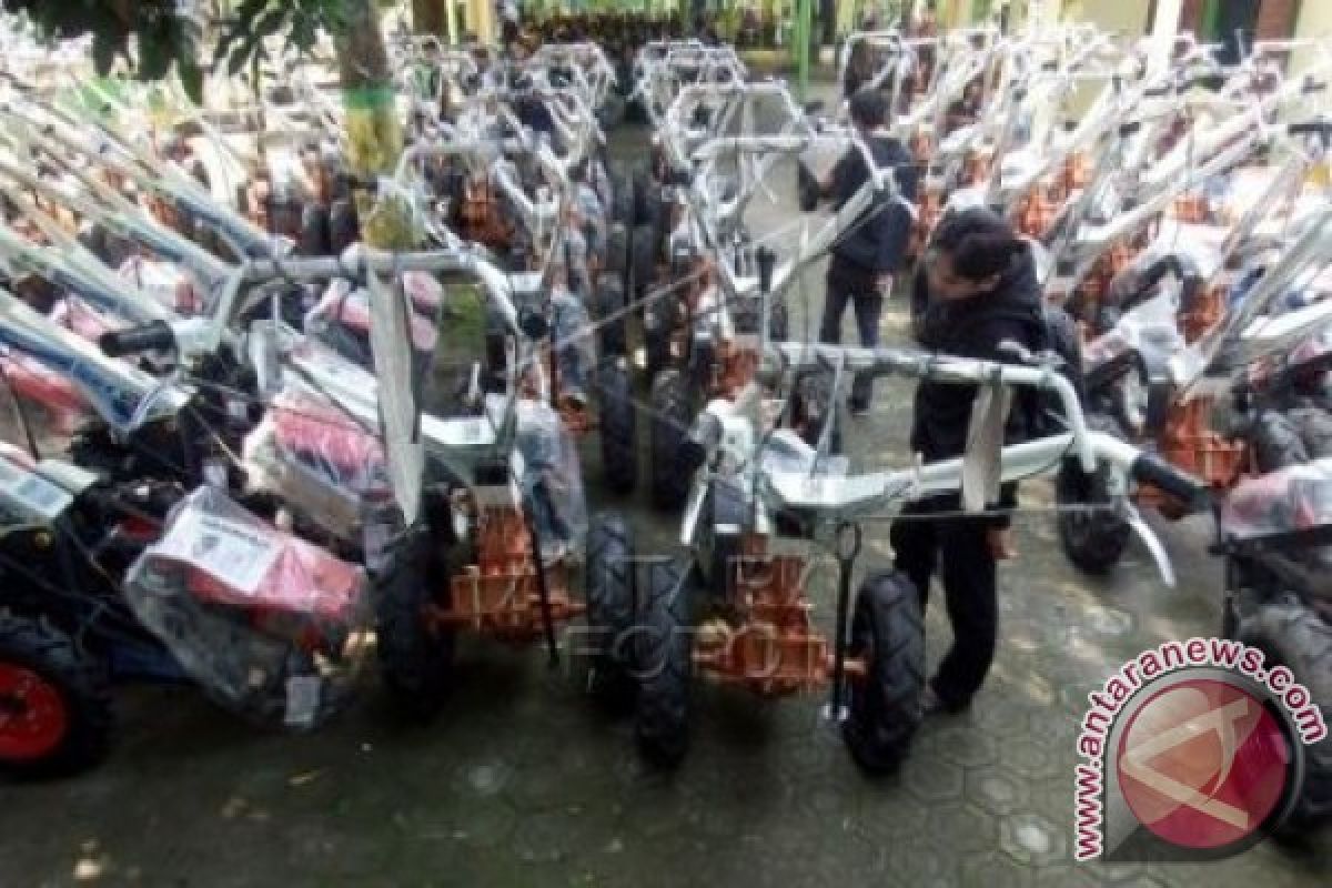 Dharmasraya Receives 63 Agricultural Machines from Ministry