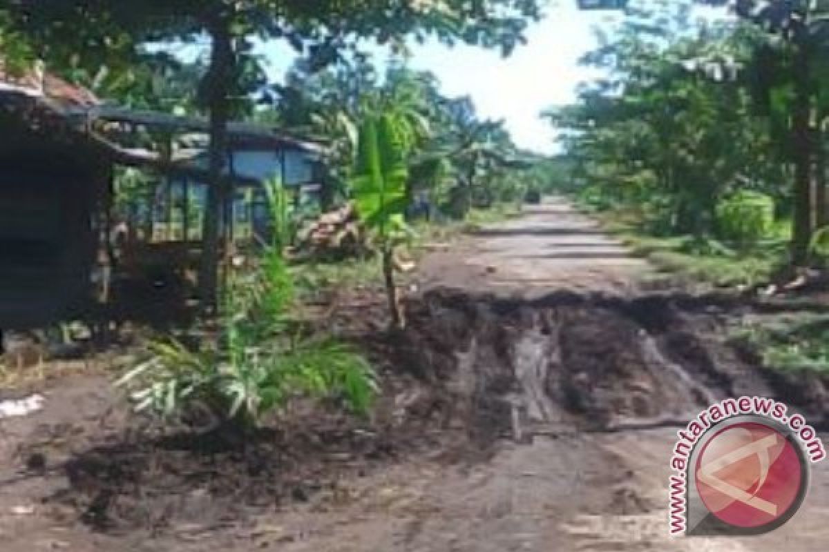 Jalan Tabak Kanilan-Kayumban Barsel Perlu Perbaikan 