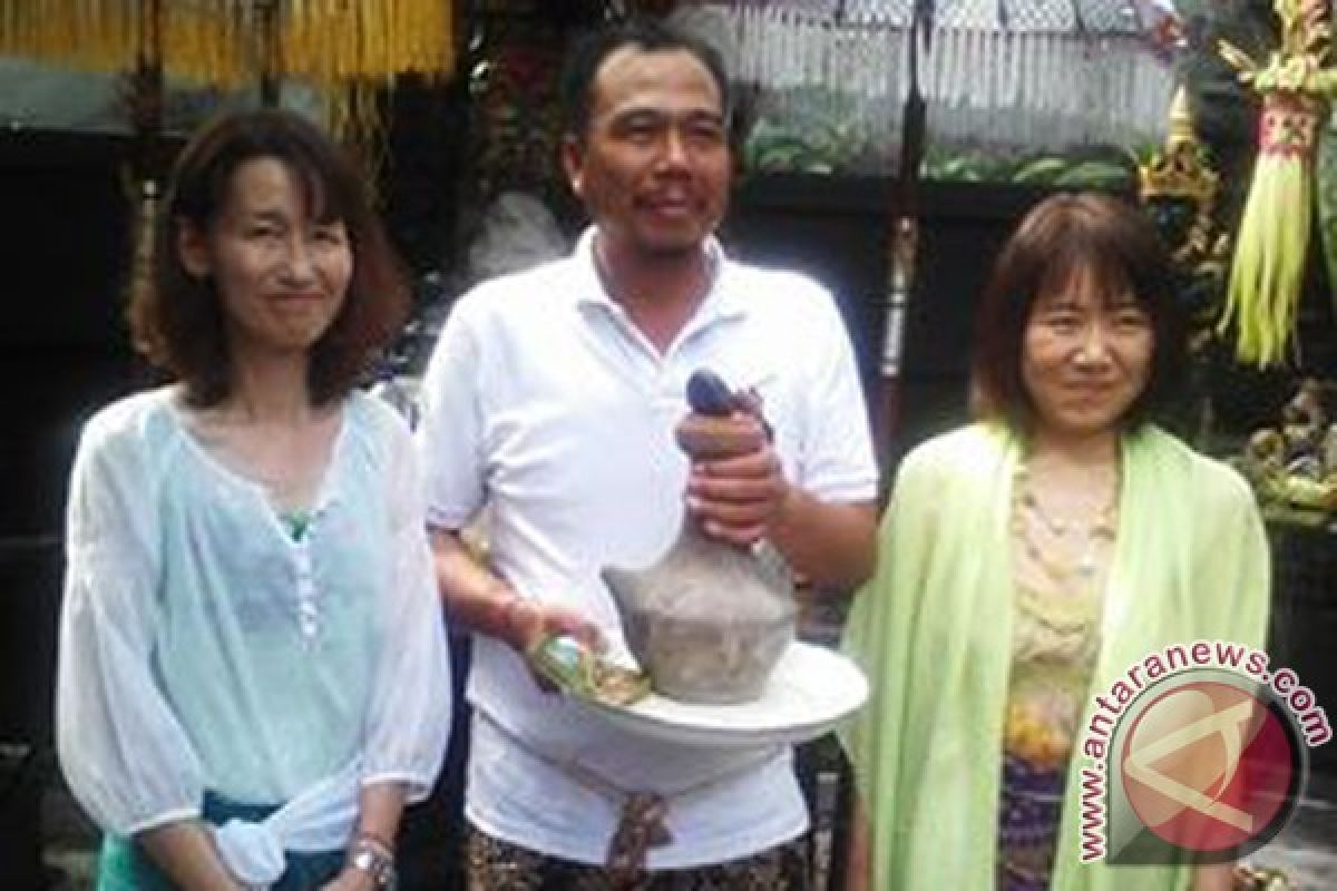 Foreign Tourists Flock To Bali For Spiritual Comfort