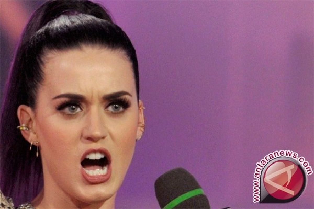 Katy Perry belajar bahasa Indonesia di panggung konser