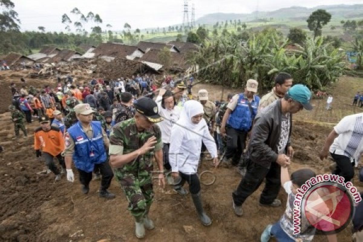 Mensos Menangis Saat Serahkan Santunan Korban Longsor 