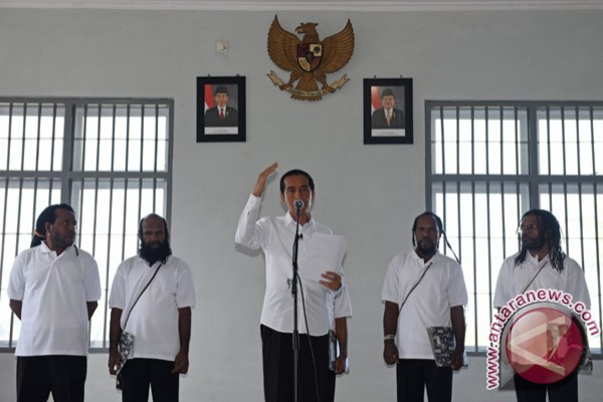 Jokowi beri grasi lima tapol Papua