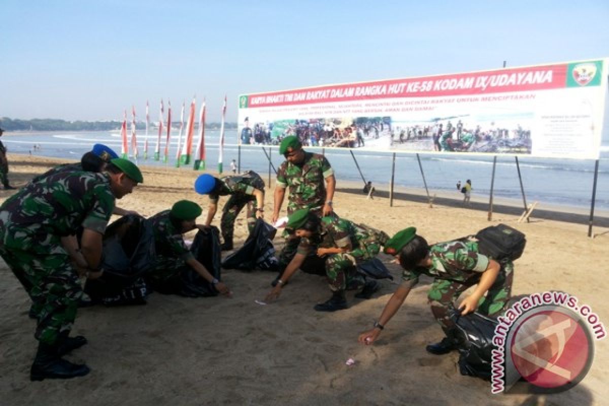 Kodam Udayana Bersihkan Pantai Sepanjang 202 Kilometer