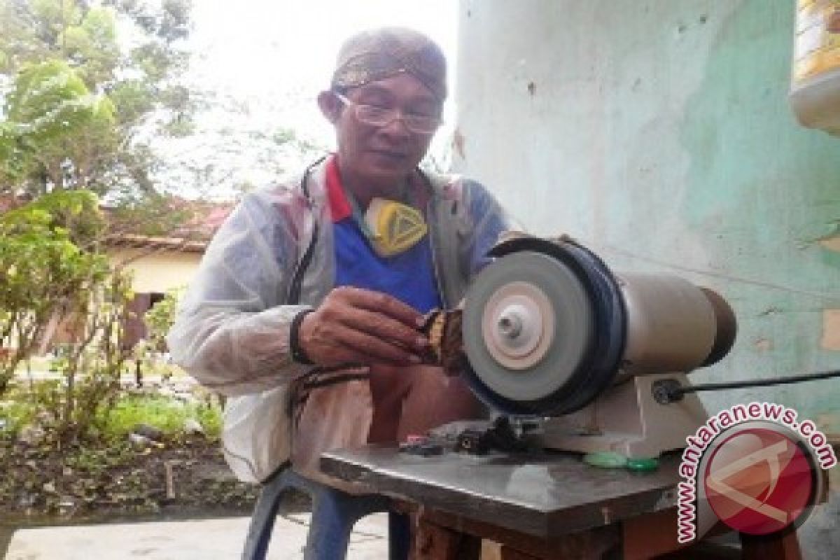 Kontraktor Samarinda Beralih Profesi Gosok Batu Akik 