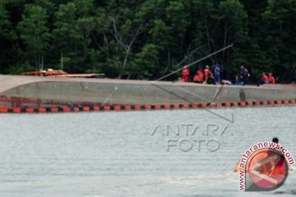 Kapal LCT Pengangkut 37.600 Tabung Elpiji Terbalik di Perairan Balikpapan