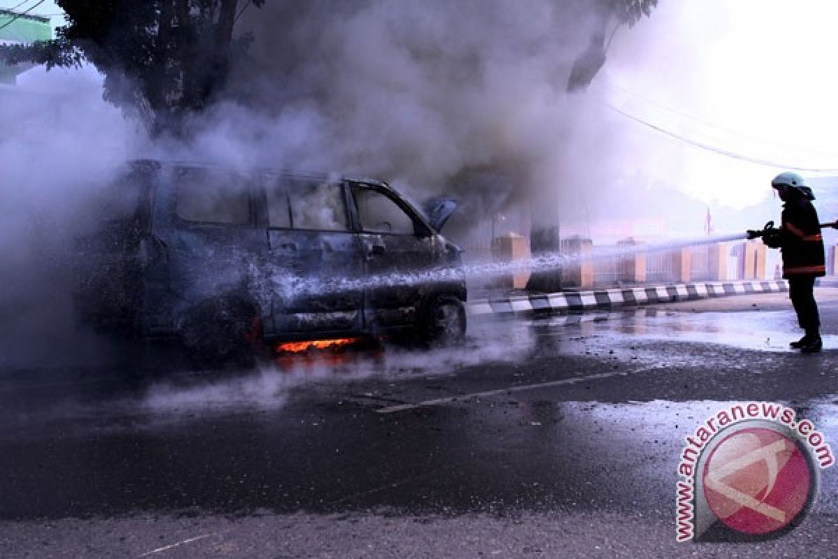 Kebakaran mobil di Solok akibat puntung rokok