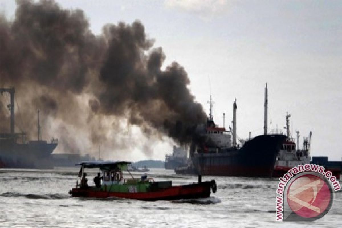 Kapal tanker Pertamina terbakar di Banjarmasin