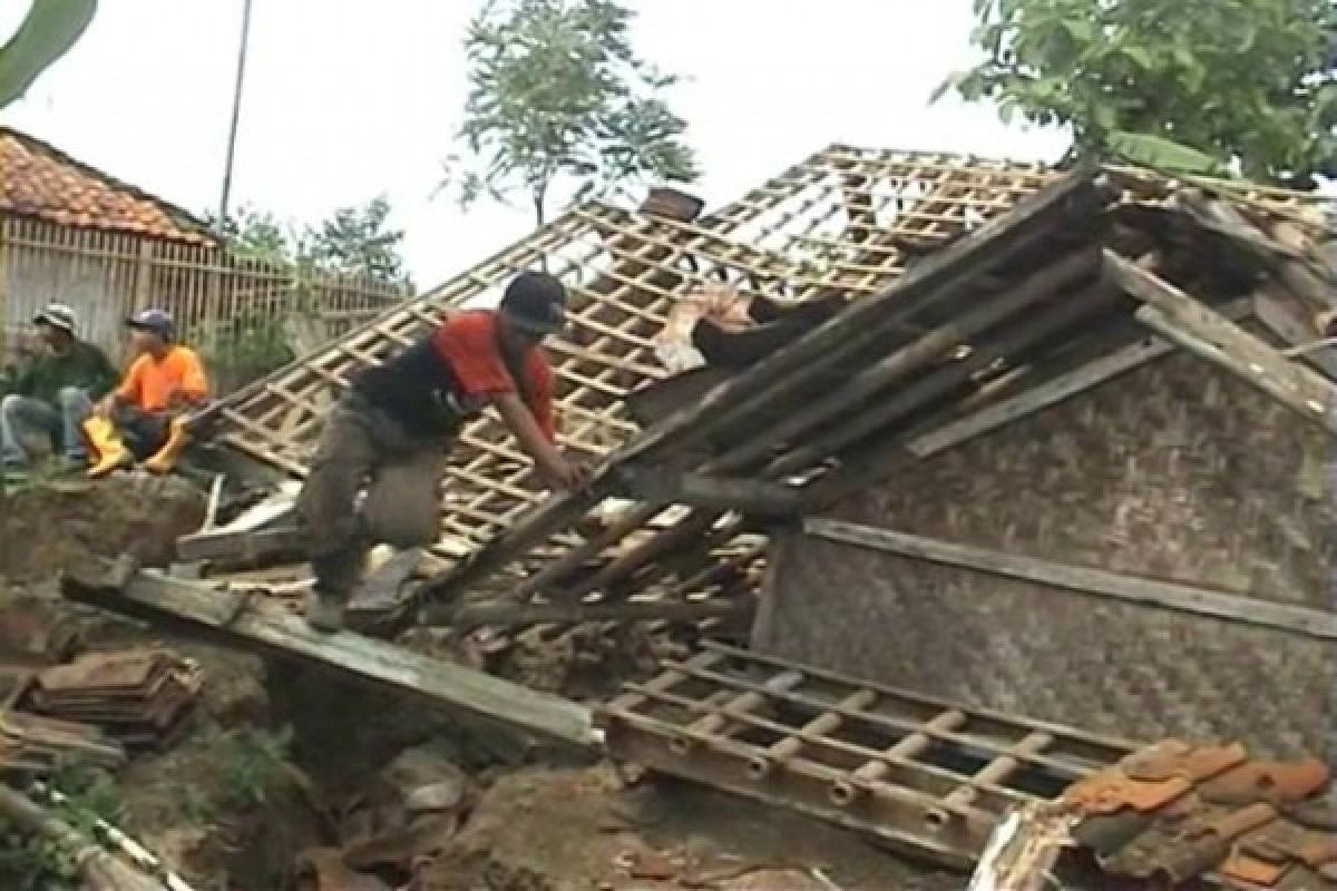 Lima rumah rusak pascaerupsi Gunung Karangetang