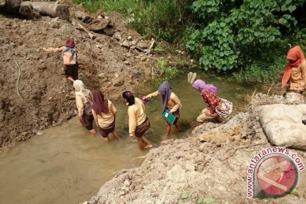 Pelajar SMA Enggano harus tembus jalan berlumpur