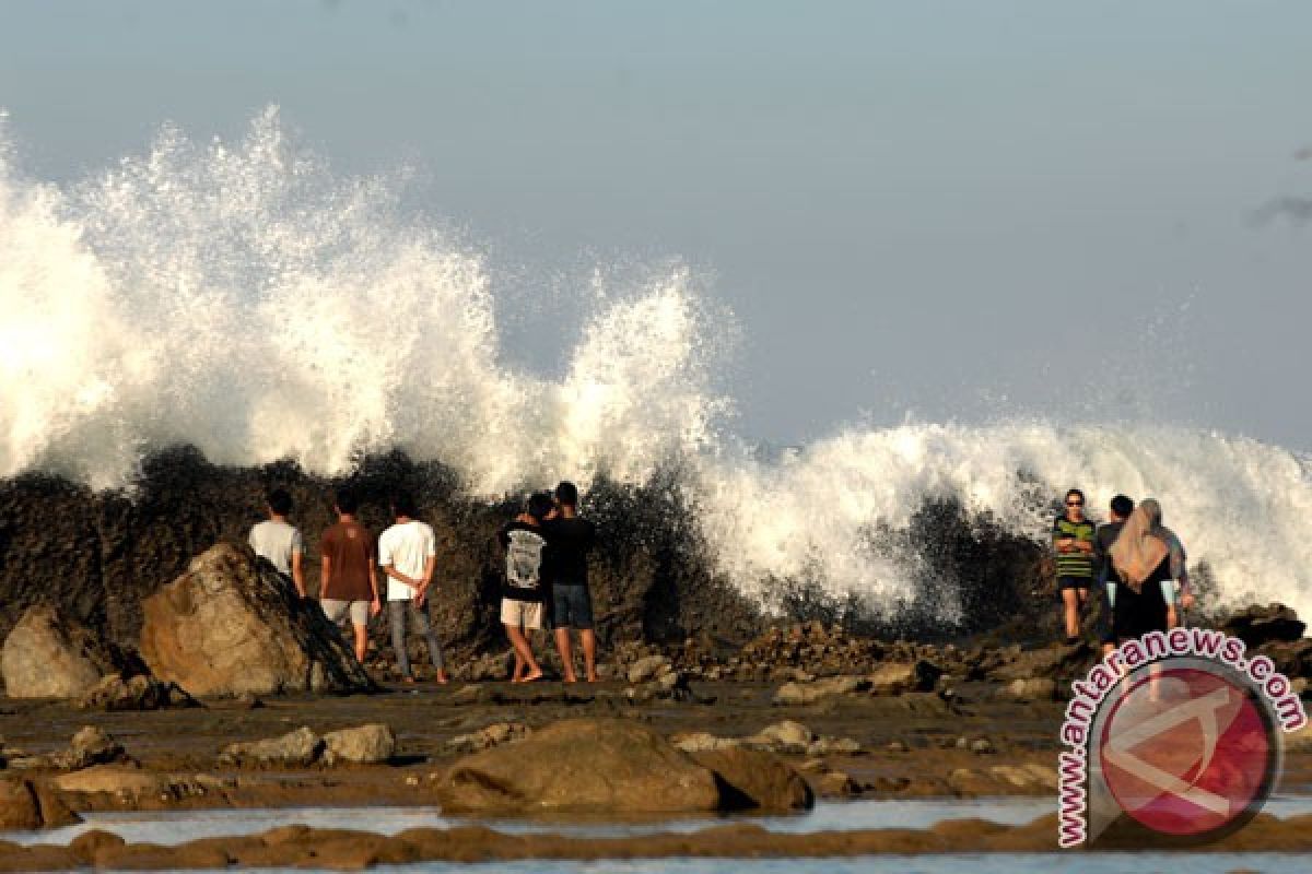 Pantai Sawarna terlarang untuk berenang