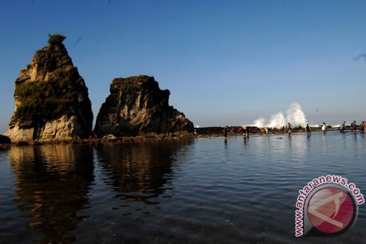 Liburan panjang membuat Pantai Sawarna diserbu turis lokal