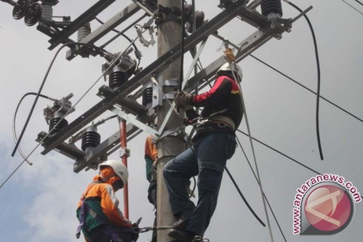 PLN Muarabulian tambah jaringan tegangan rendah