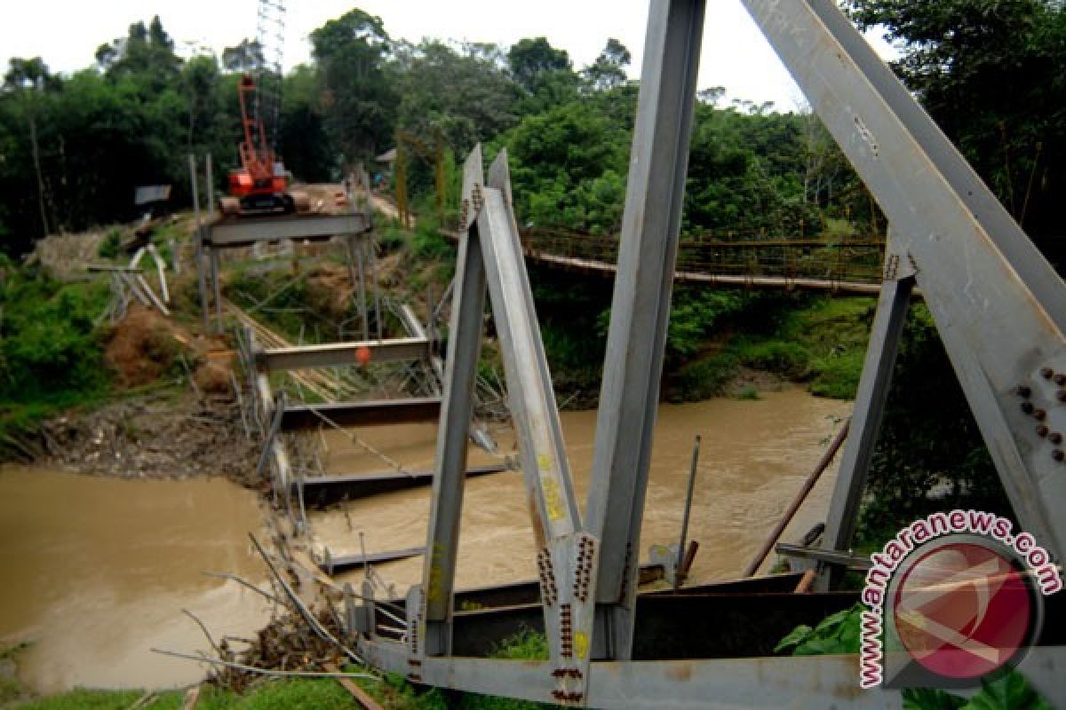 Warga Nagan Raya terisolasi akibat jembatan putus