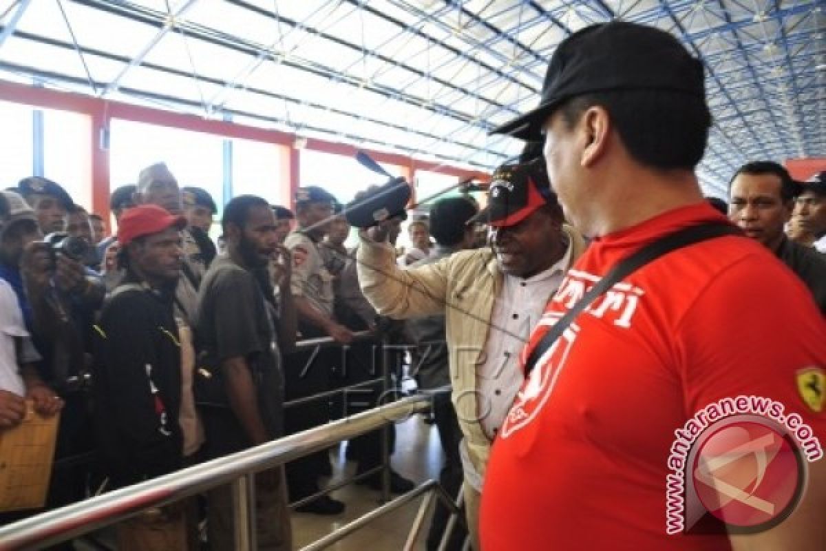 Bupati Sarmi Mesak Manibor ditangkap tim gabungan Kejagung dan Polda Papua