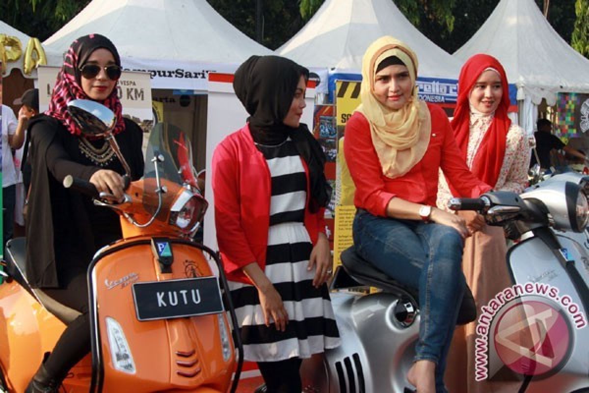 Komunitas Vespa Hadirkan Medel Berhijab di Bursa Otomotif Tumplekblek 2015 