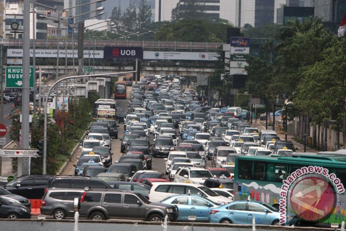 Macet membuat pengendara tabrak aturan