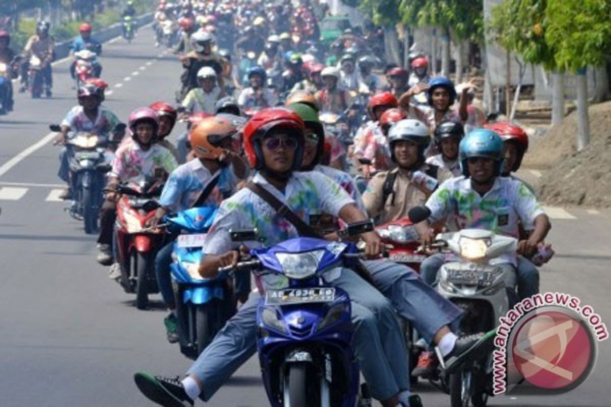 Puluhan pelajar SMA konvoi kendaraan rayakan kelulusan