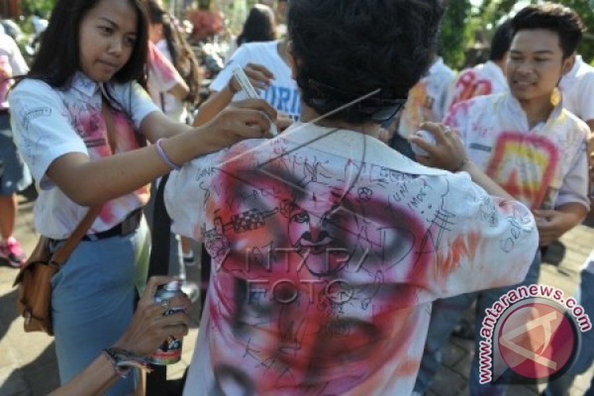 Aksi Coret Baju Siswa SMA Sambut Kelulusan Tak Terhindarkan