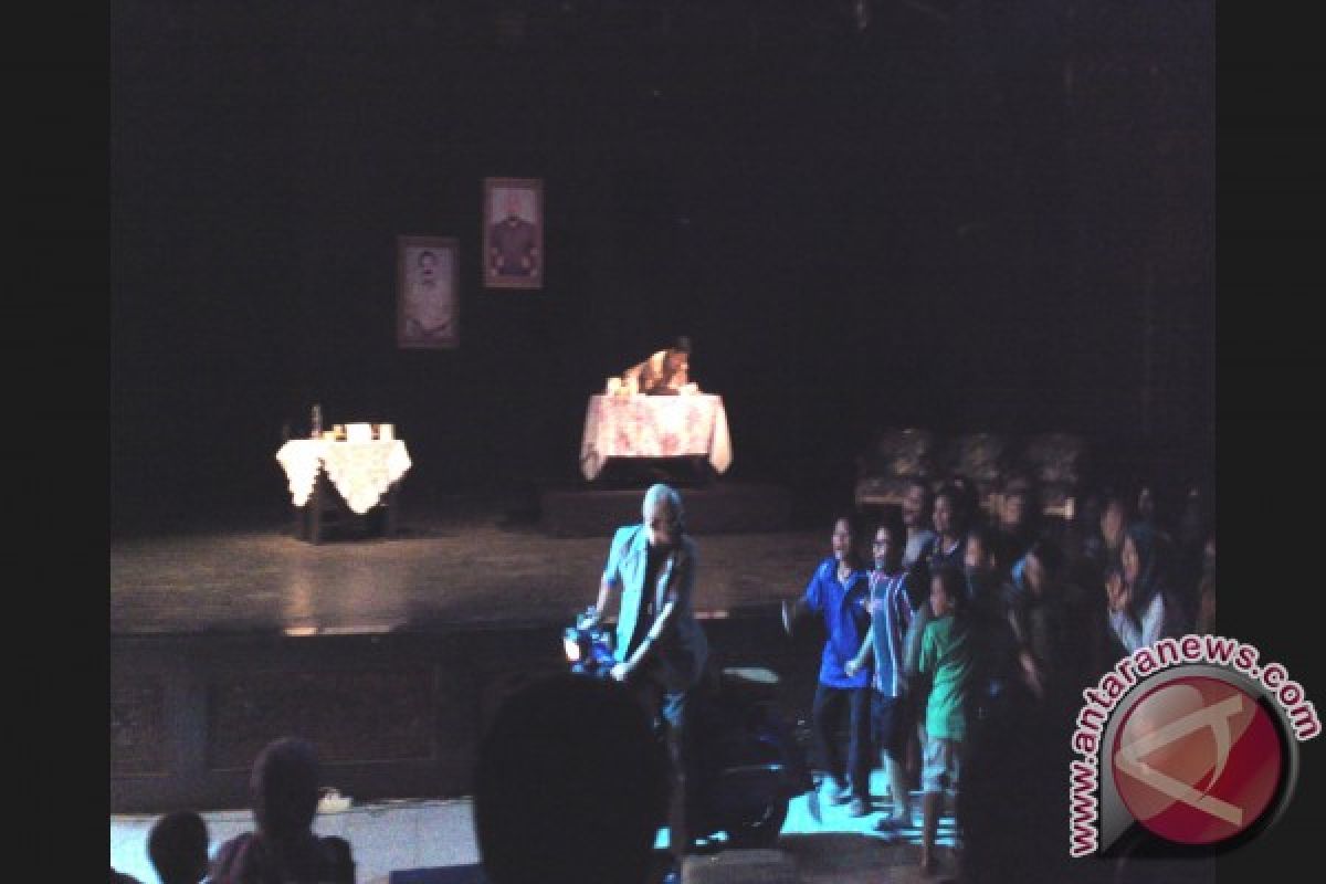 Teater Lawang Lakonkan 