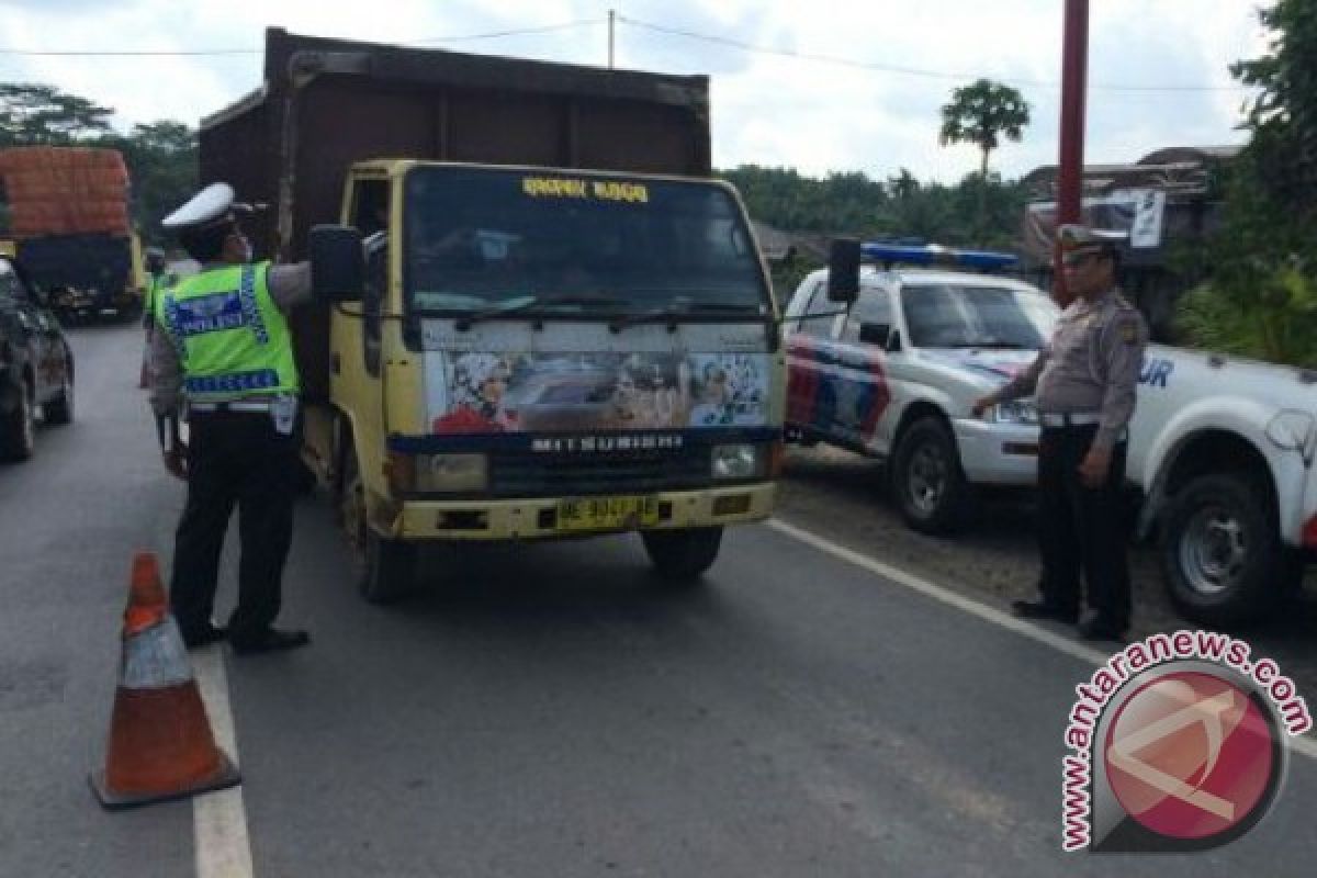 Polisi razia kendaraan perbatasan Riau-Sumbar buru tahanan