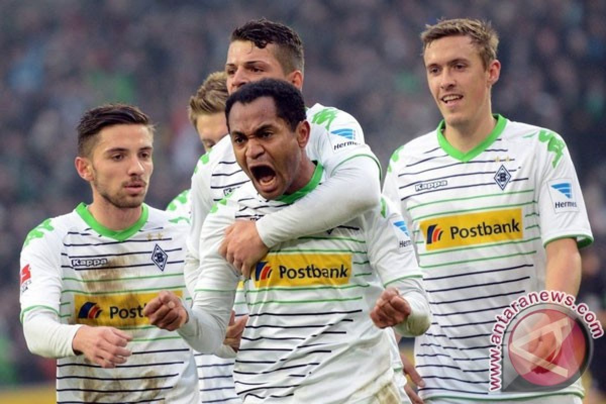 Raffael cetak gol jarak jauh saat Gladbach kalahkan Frankfurt