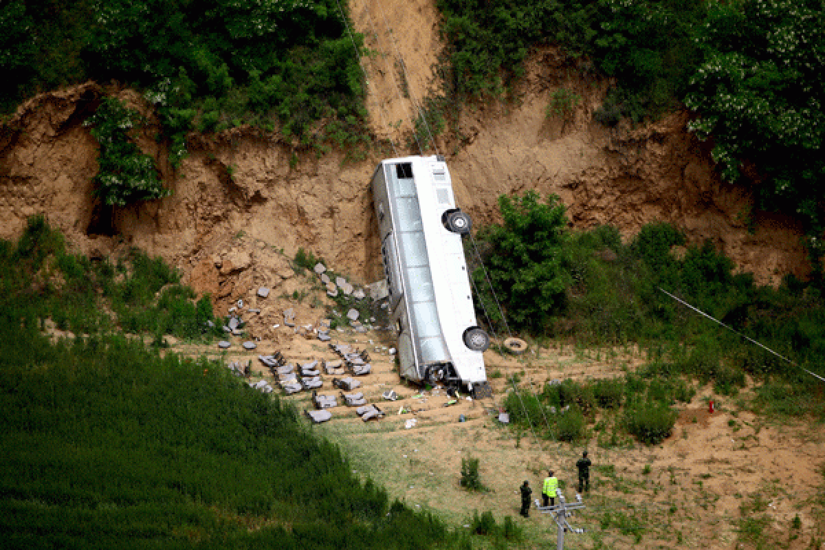 Bus terjun ke jurang,  24 orang meninggal dunia