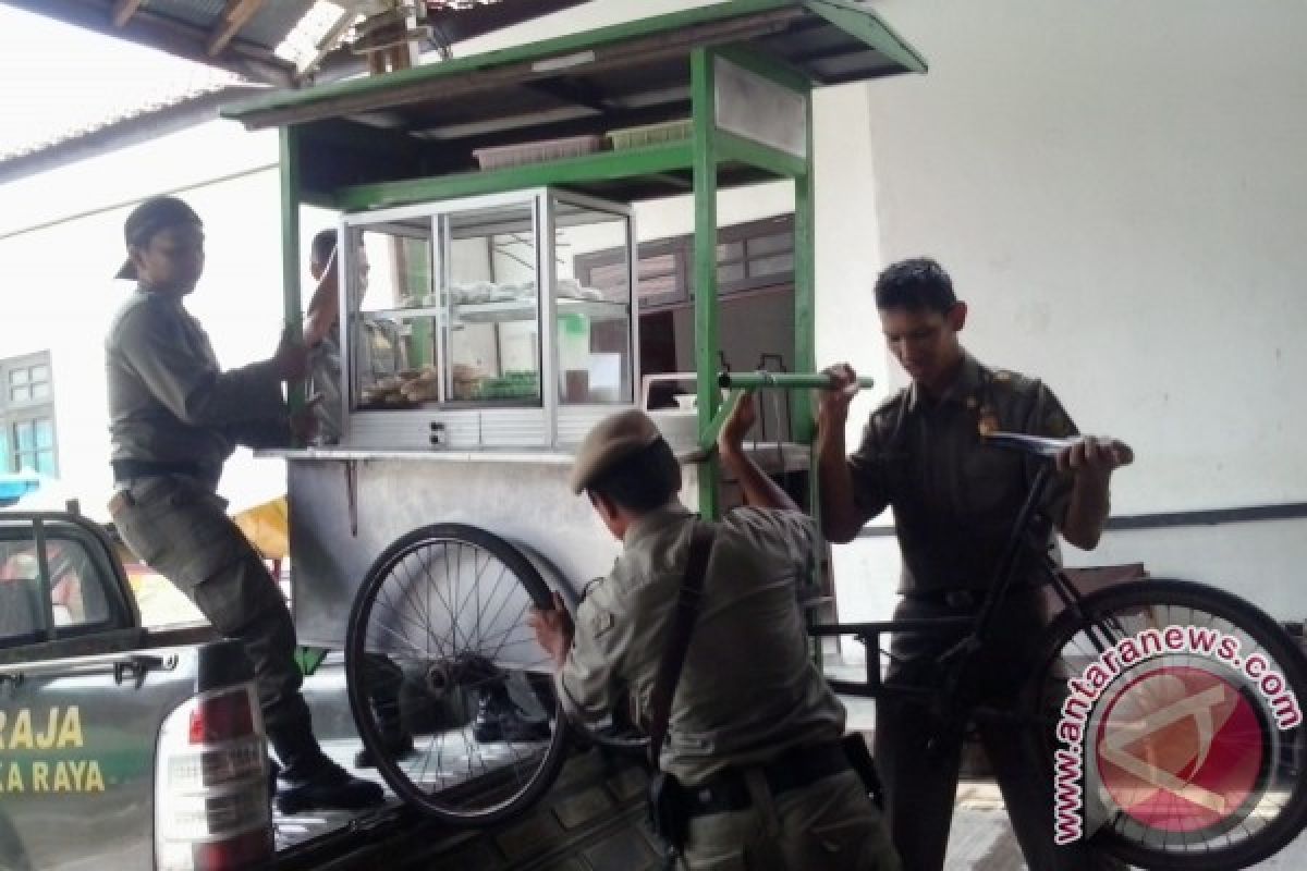 Satpol PP Palangka Raya Tertibkan PKL