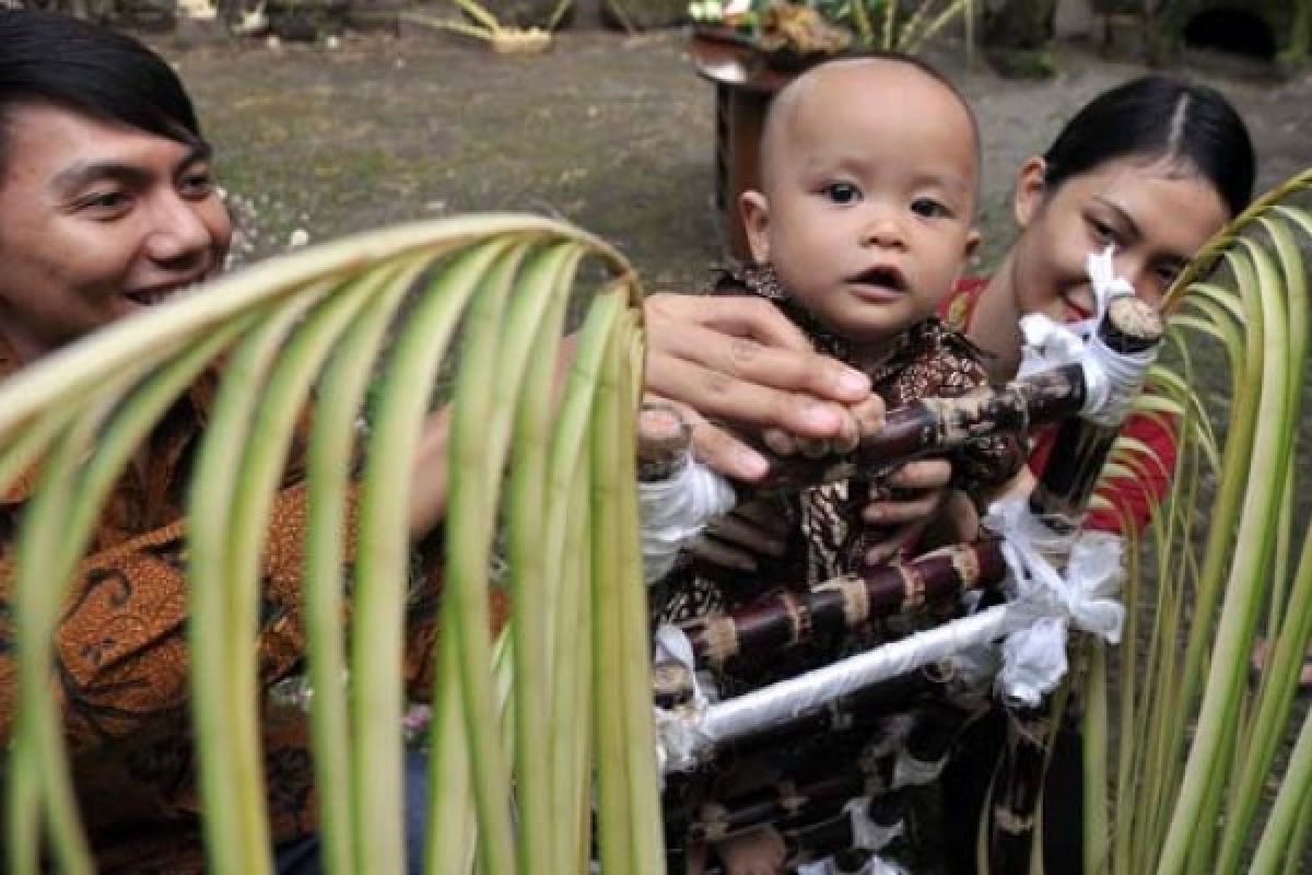 Tedhak Siten untuk Generasi yang selalu Membumi