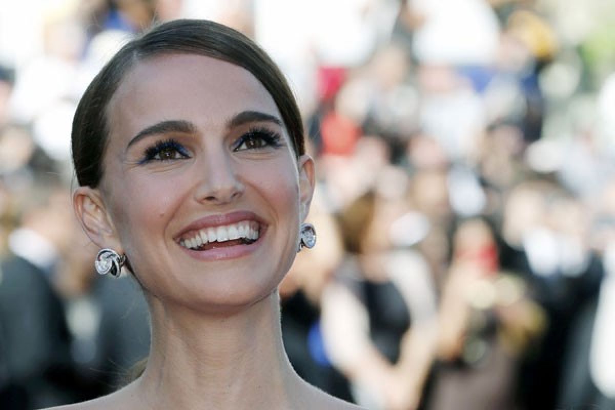 Natalie Portman dan Scarlett Johansson ikut demo anti Donald Trump