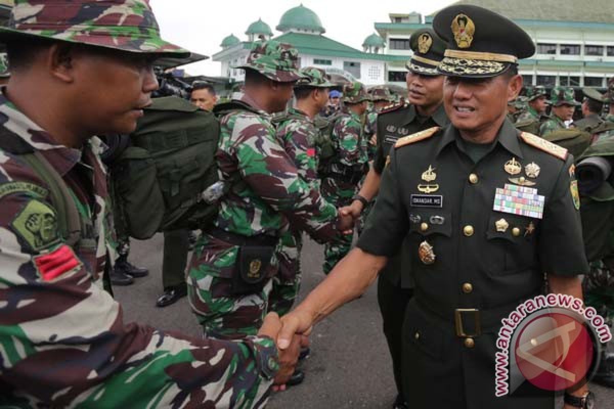 Prajurit Kodam Sriwijaya bangun jalan perbatasan Kalimantan