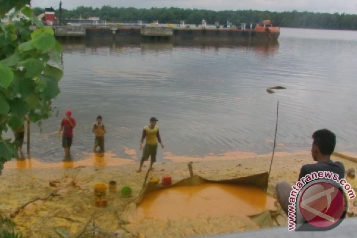 Tangki CPO Bocor, Warga Sekitar Panglima Utar Kumai Rebutan Mengambilnya