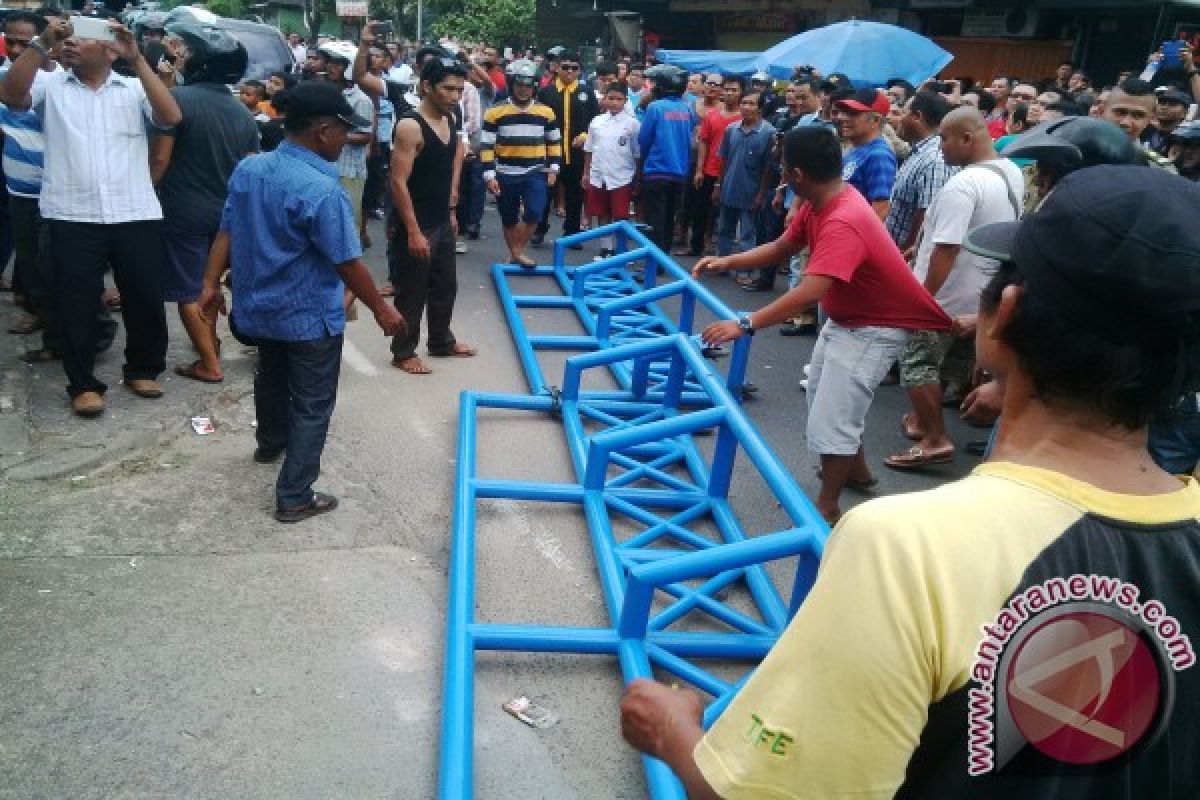 Puluhan Pendemo PLN Tanjungpinang Bentrok dengan Polisi