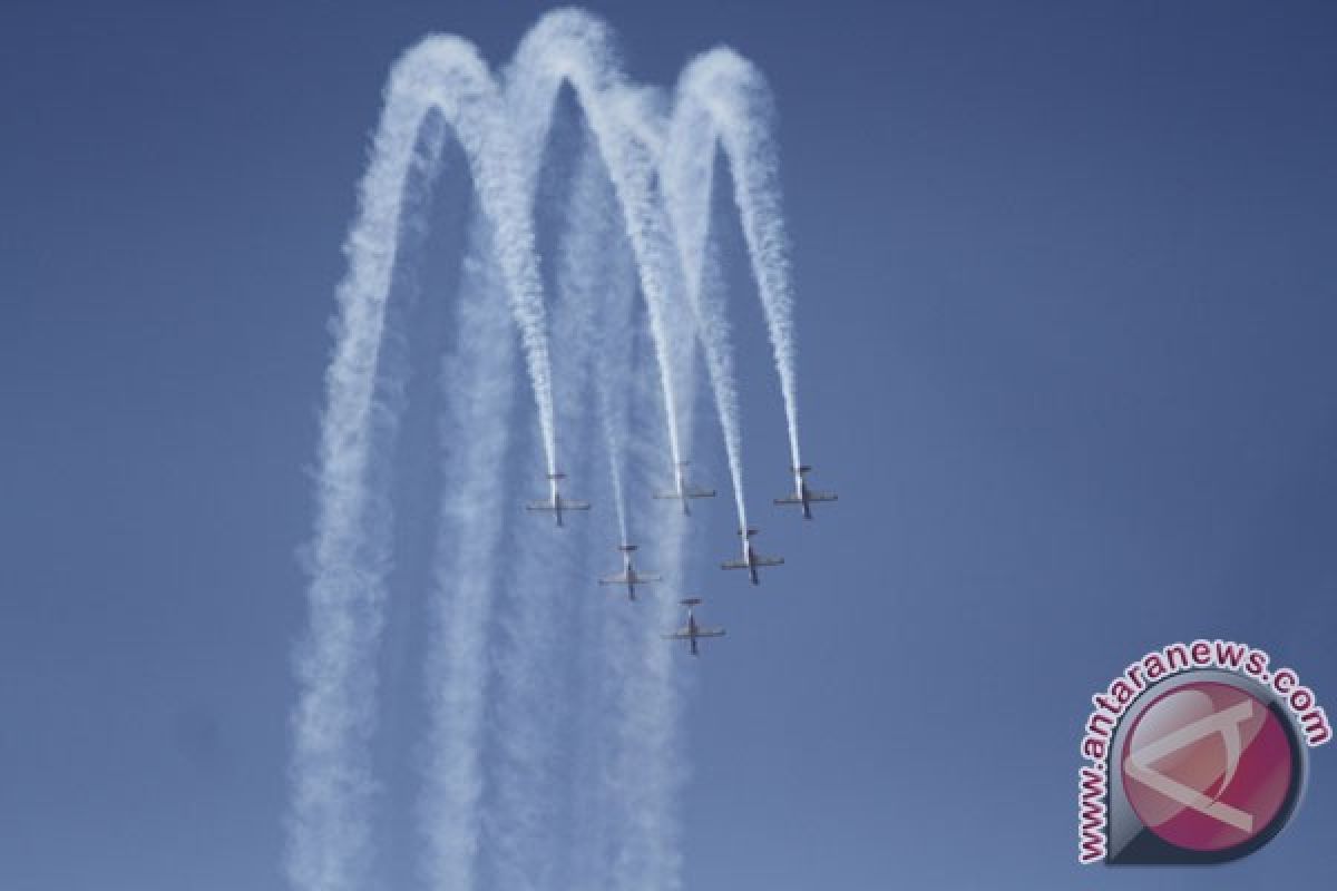 Tim Aerobatik Jupiter TNI AU "menari" di langit Denpasar