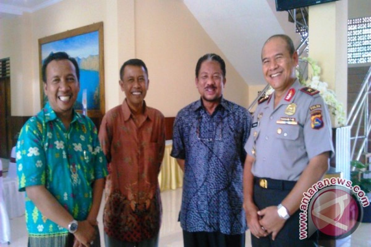 Bupati Sumbawa Barat Jenguk 13 Tersangka Kerusuhan