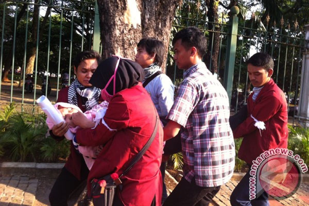 Satu mahasiswi pingsan saat demo depan Istana