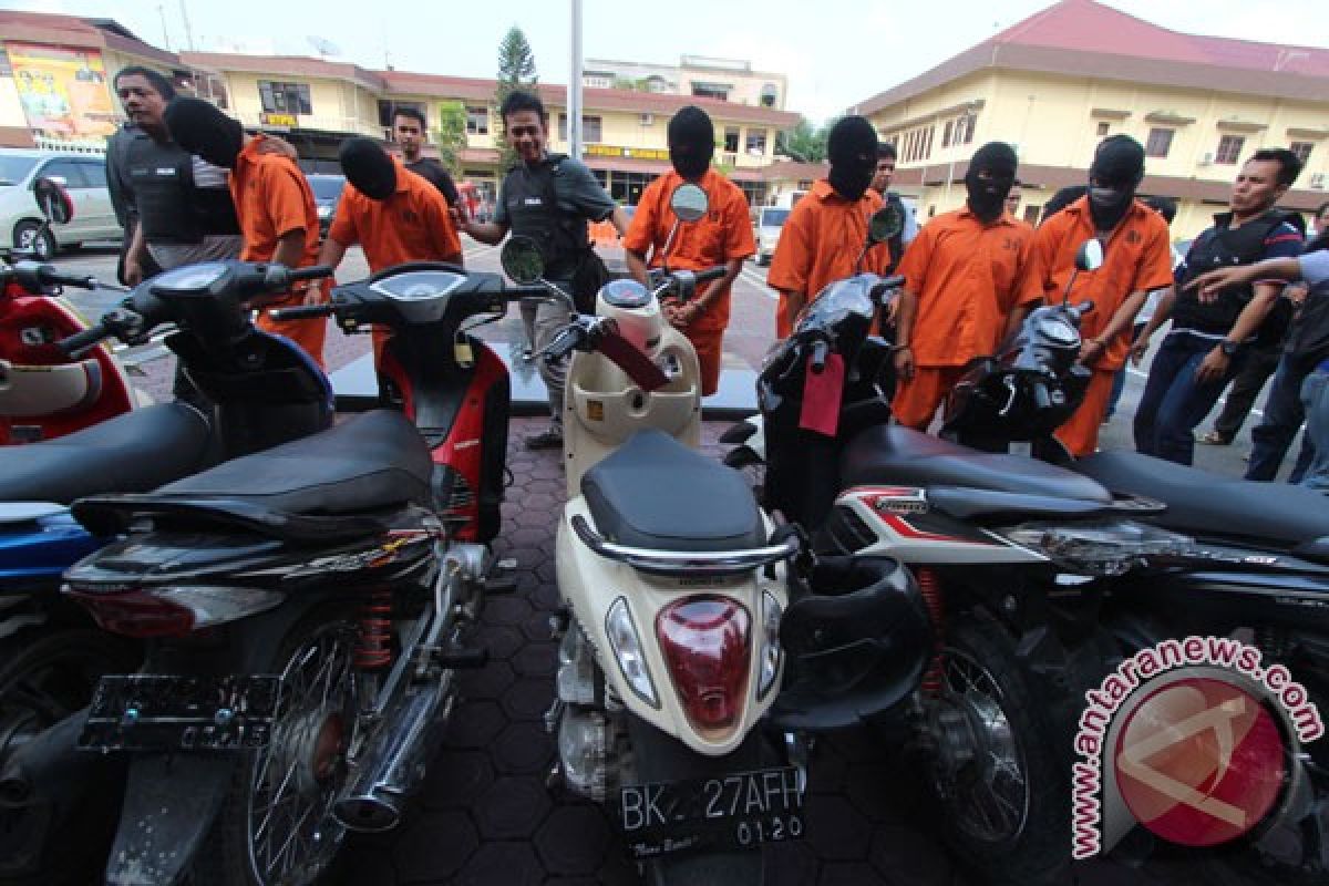"Anak Stres" Bekasi pasarkan motor rampasan lewat Facebook