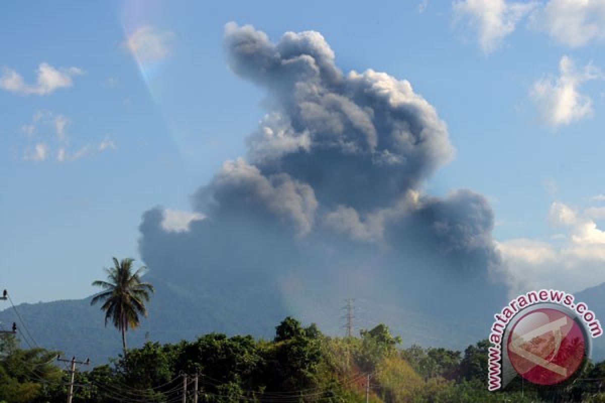 PVMBG : kegempaan vulkanik Gunung Lokon lebihi normal